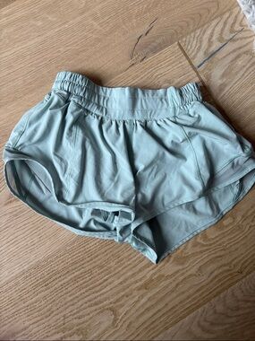 Lululemon low waisted shorts
2.5
Minty light blue